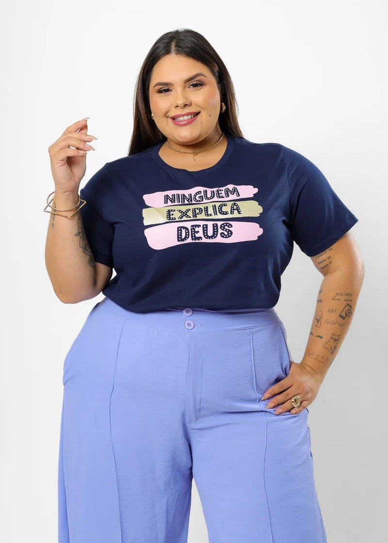 T-shirt Plus Size Ninguém Explica Deus Strass - Azul Marinho