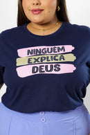T-shirt Plus Size Ninguém Explica Deus Strass - Azul Marinho 